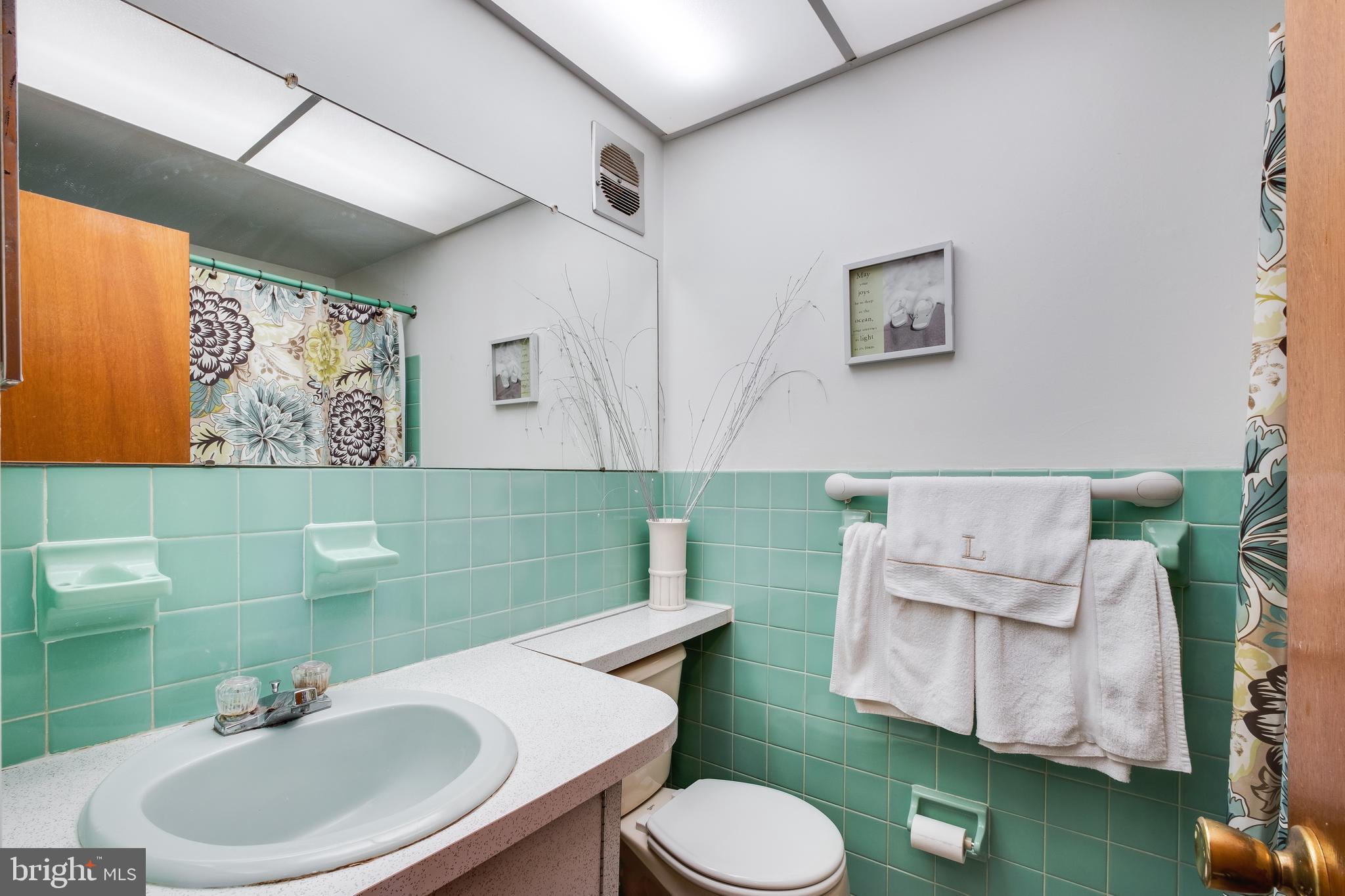 3532 Oakhill Road Philadelphia, PA 19154 - Photo 14 of 32 Full bathroom on the main floor