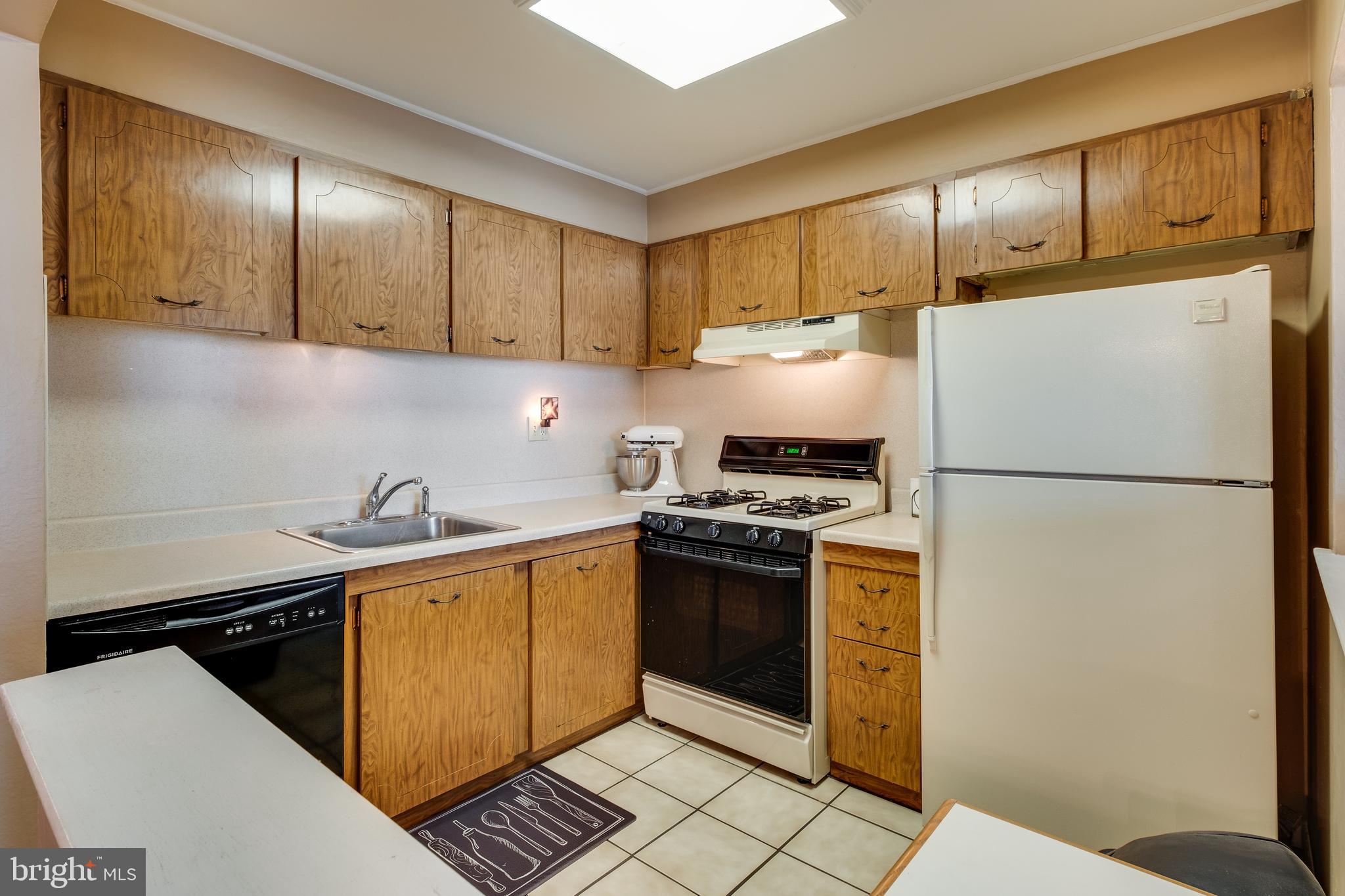 3532 Oakhill Road Philadelphia, PA 19154 - Photo 10 of 32 Bright Kitchen