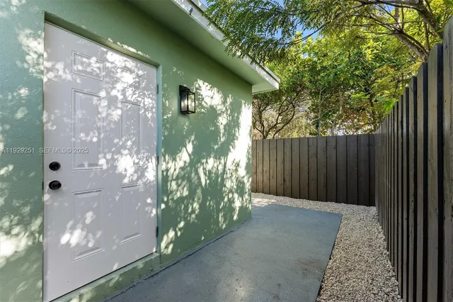 a view of backyard with pathway