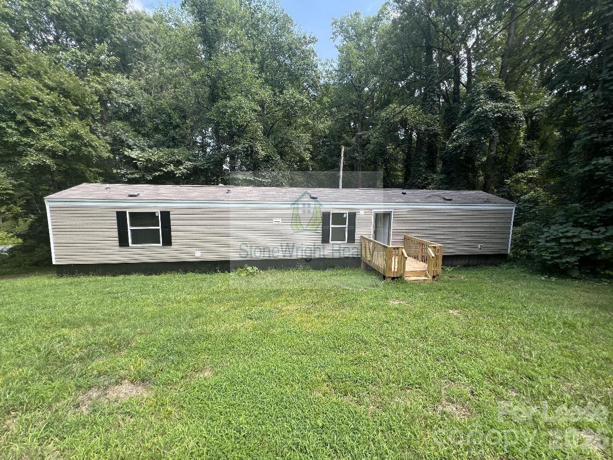 a view of a house with a backyard