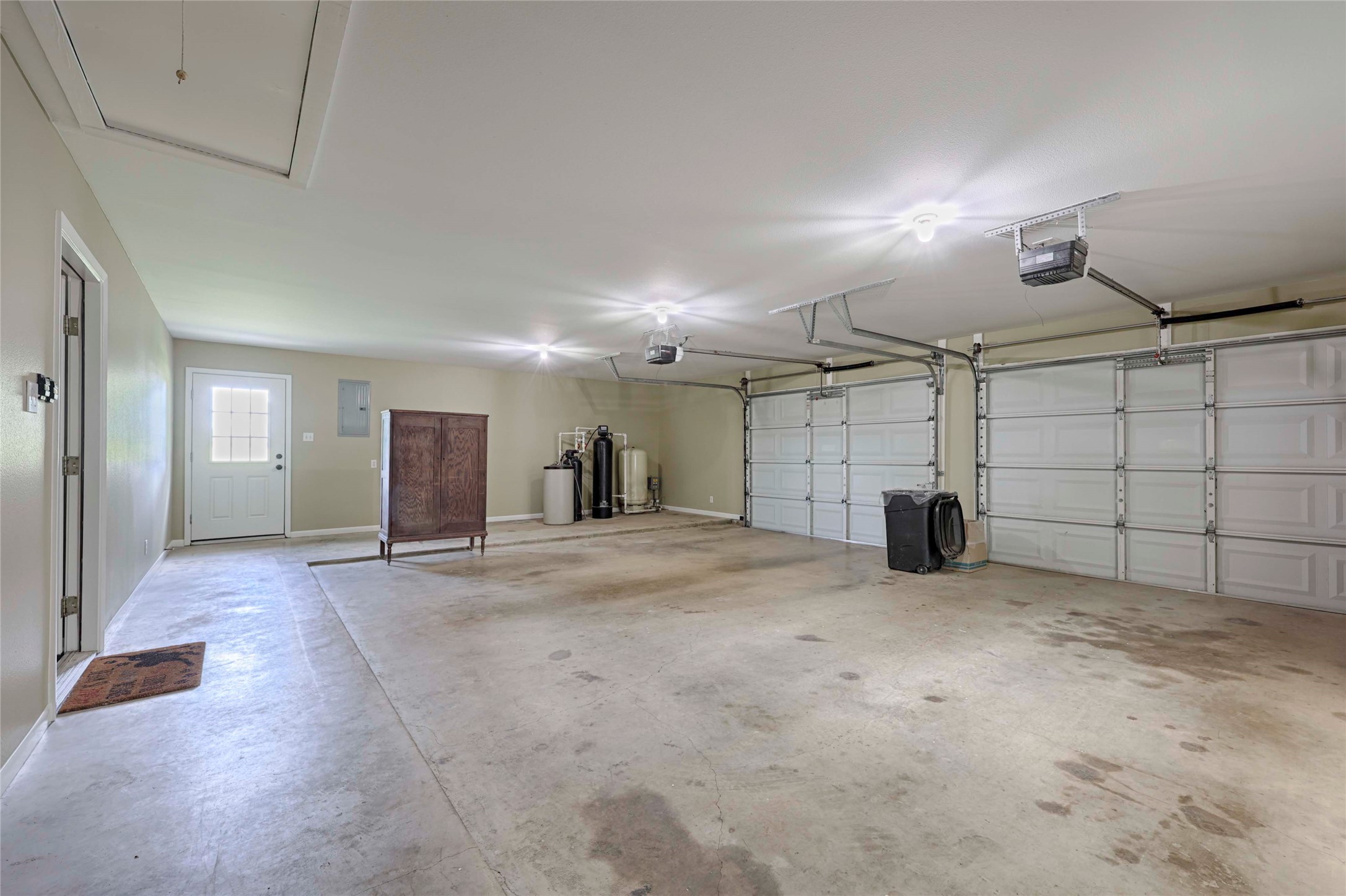 3545 East I- 10 Frontage Road Schulenburg, TX 78956 - Photo 26 of 40 a view of a livingroom with a garage