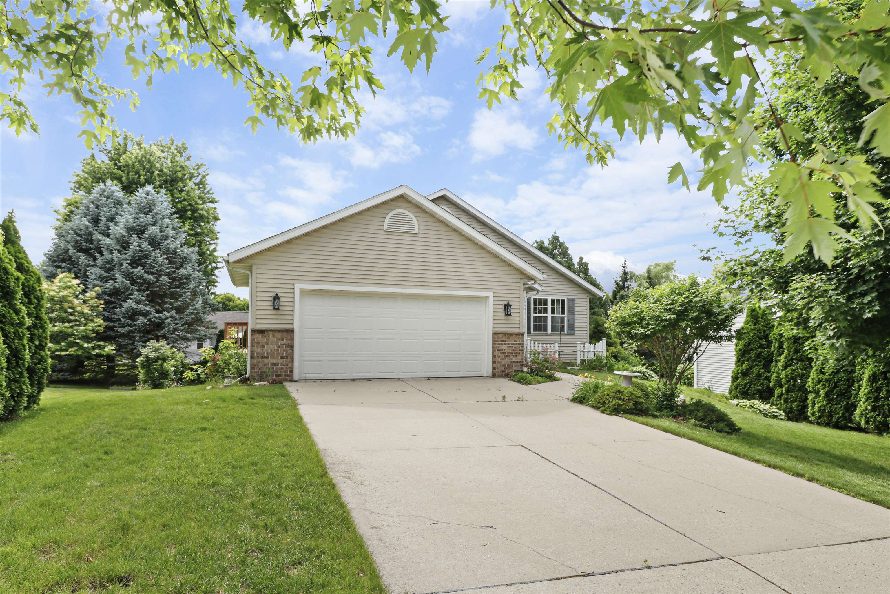 544 Berwick Drive Sun Prairie, WI 53590 - Photo 2 of 35