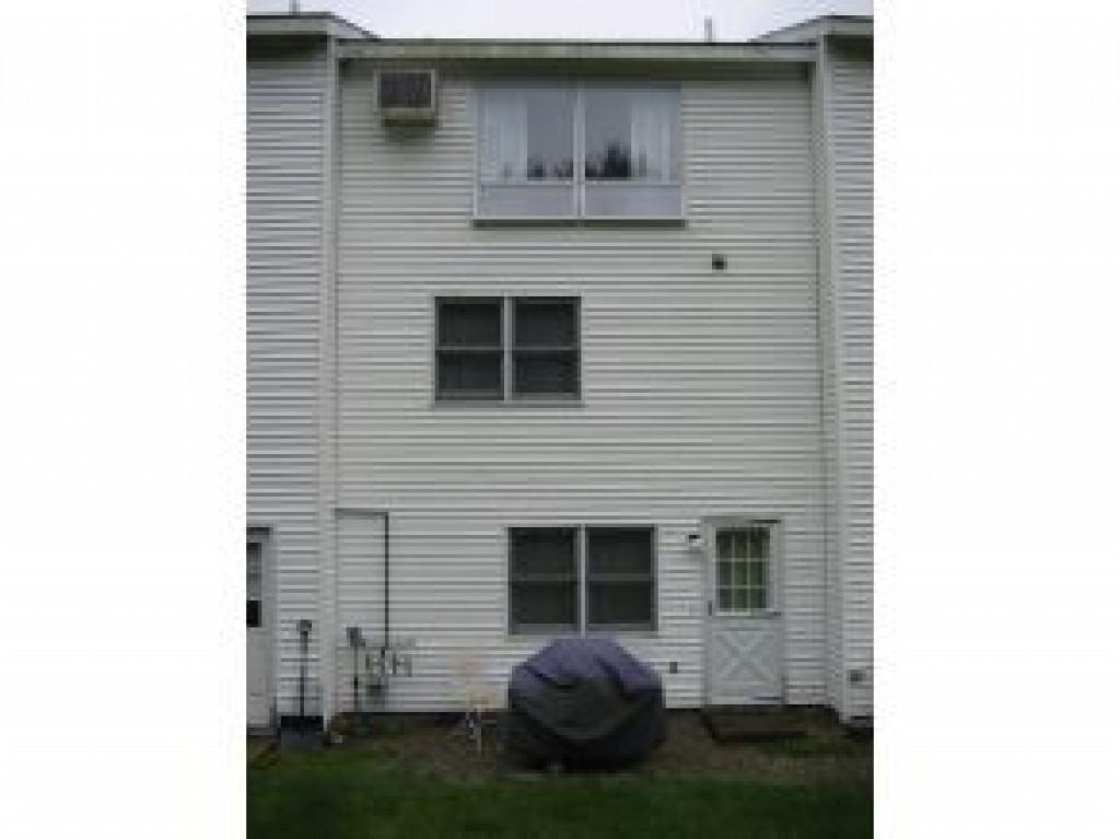 877 Mammoth Road, Unit 7 Manchester, NH 03104 - Photo 15 of 16