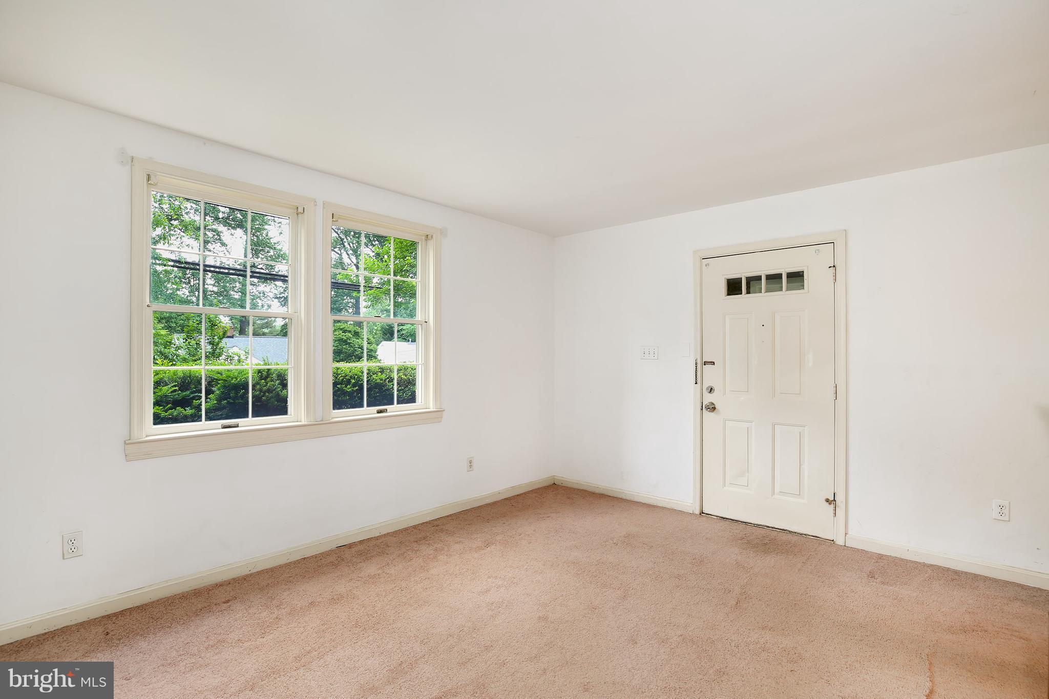 3010 Dawson Avenue Silver Spring, MD 20902 - Photo 3 of 29 Living Room