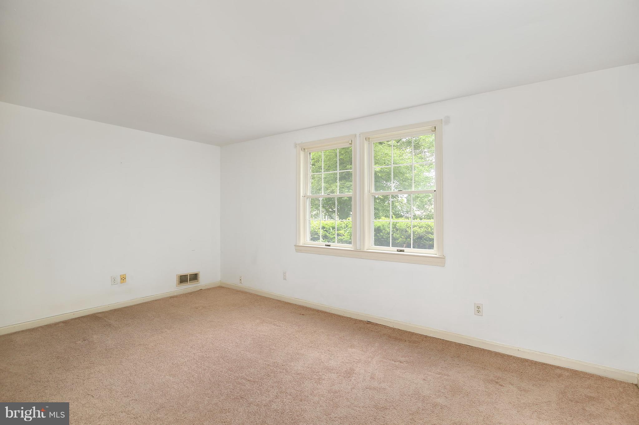 3010 Dawson Avenue Silver Spring, MD 20902 - Photo 4 of 29 Living Room