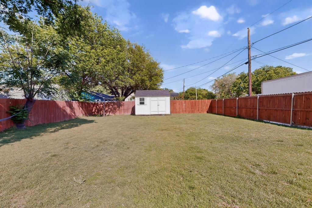 602 North Bagdad Road Grand Prairie, TX 75050 - Photo 31 of 39 a backyard of a house