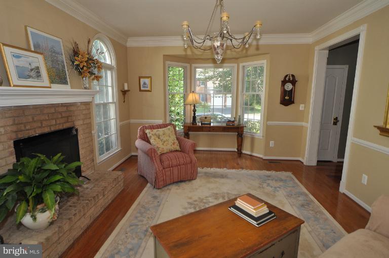10874 Hunter Gate Way Reston, VA 20194 - Photo 2 of 30 Living Room
