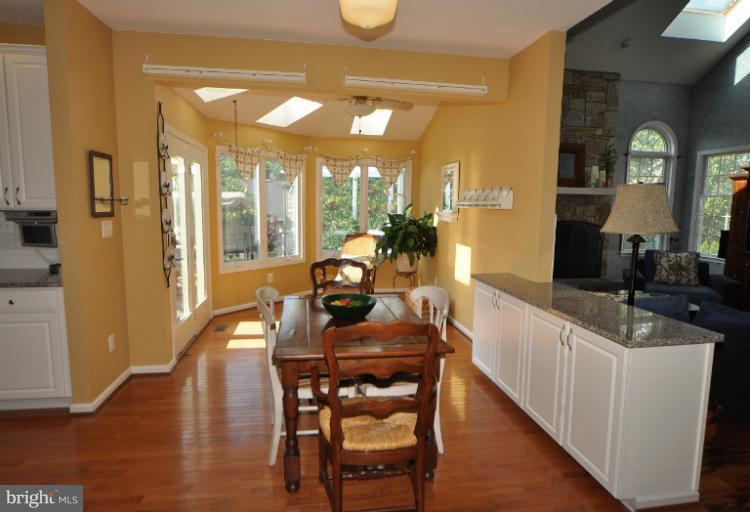 10874 Hunter Gate Way Reston, VA 20194 - Photo 16 of 30 Kitchen