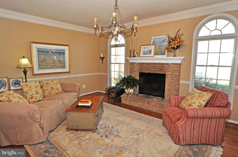 10874 Hunter Gate Way Reston, VA 20194 - Photo 17 of 30 Living Room