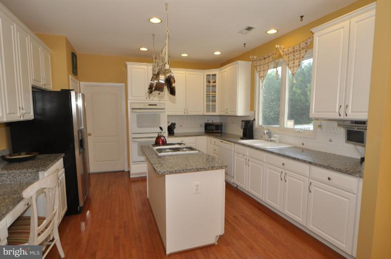 10874 Hunter Gate Way Reston, VA 20194 - Photo 28 of 30 Kitchen