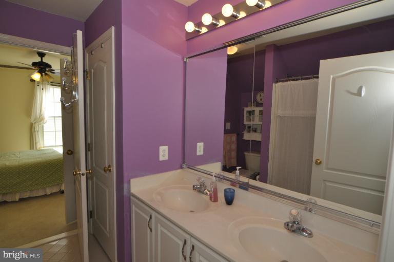 10874 Hunter Gate Way Reston, VA 20194 - Photo 5 of 30 Bath