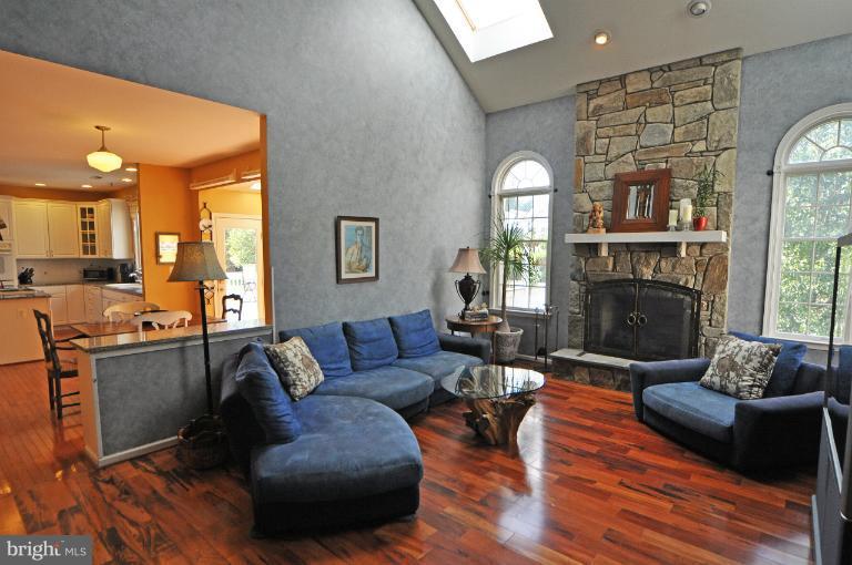 10874 Hunter Gate Way Reston, VA 20194 - Photo 6 of 30 Family Room