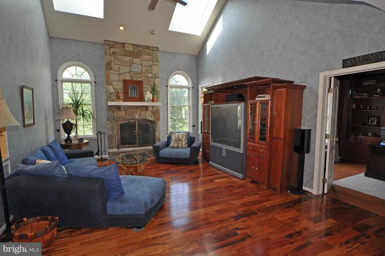 10874 Hunter Gate Way Reston, VA 20194 - Photo 8 of 30 Family Room