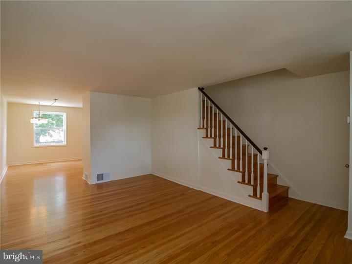 734 Bennington Road Folcroft, PA 19032 - Photo 3 of 18 Living Room