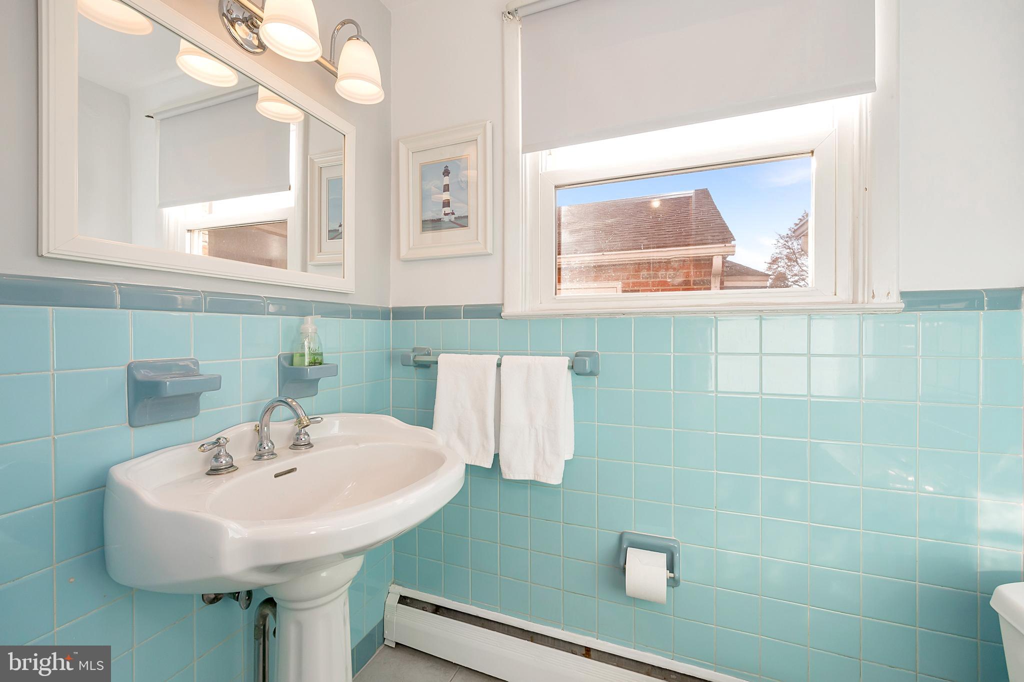 320 Hill Road Havertown, PA 19083 - Photo 15 of 77 First floor powder room