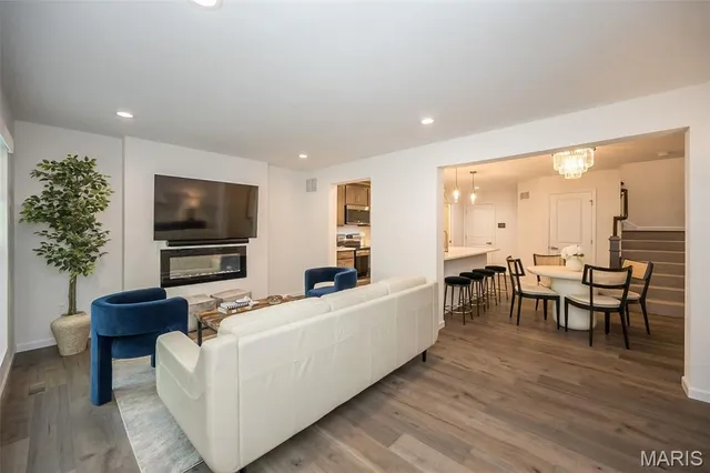 $415,000 | 1053 Geyer Grove, Unit 9, Kirkwood, MO 63122