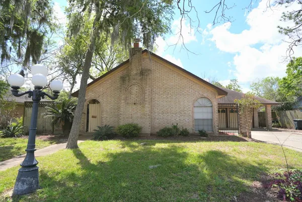 $249,000 | 209 Dogwood Street, Lake Jackson, TX 77566