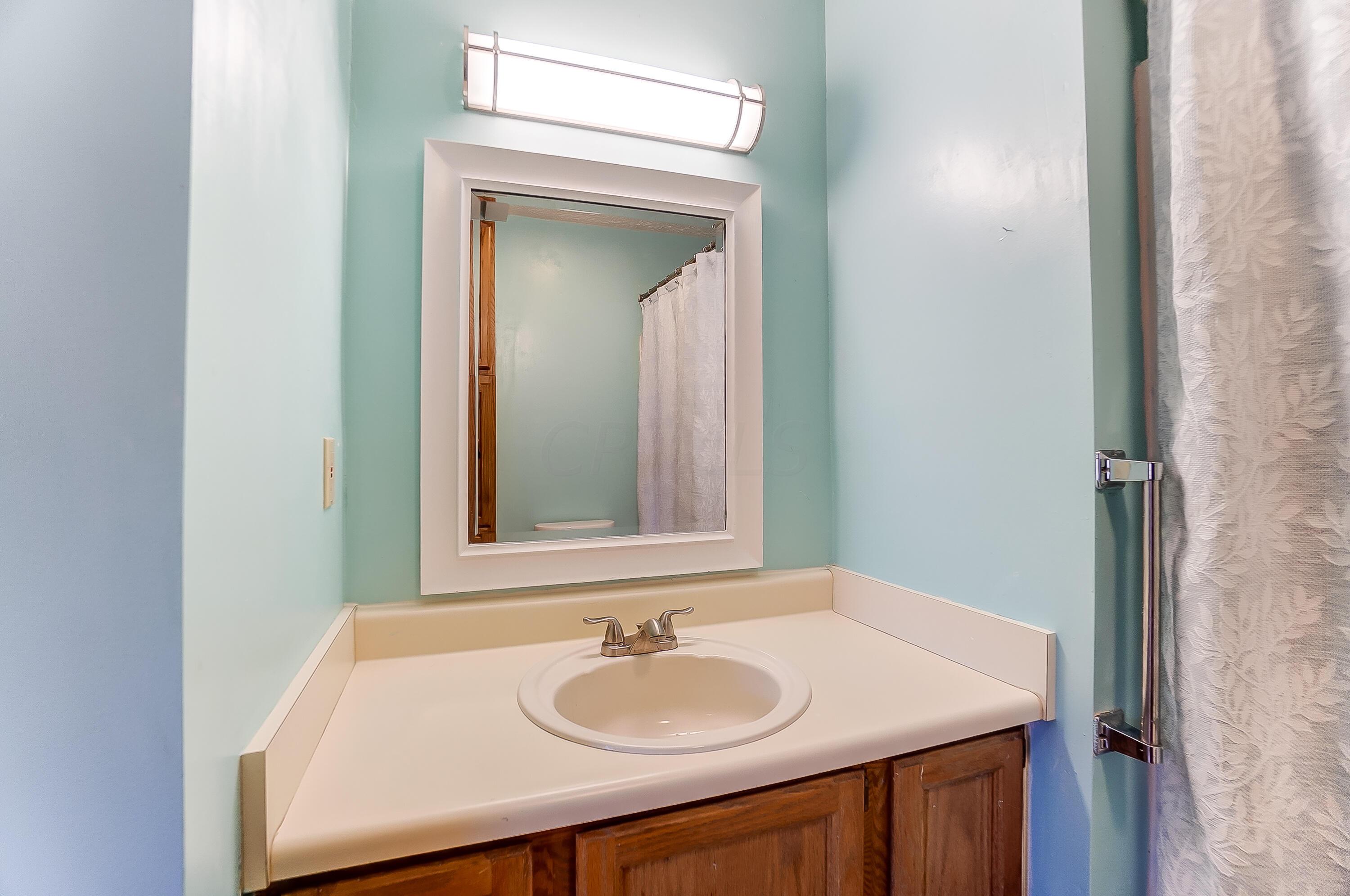 682 South Hempstead Road Westerville, OH 43081 - Photo 38 of 60 Full Bathroom