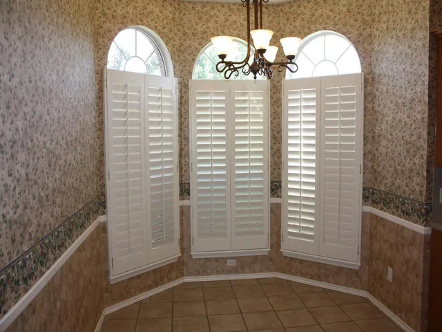 a view of a livingroom with windows