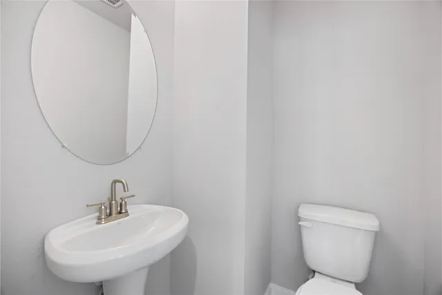 an empty room with closet and a ceiling fan