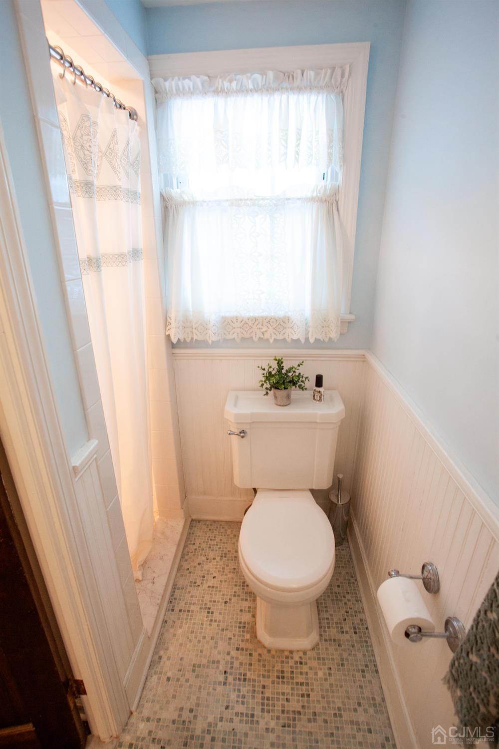 26 Oak Hills Road Edison, NJ 08820 - Photo 17 of 23 First floor bath