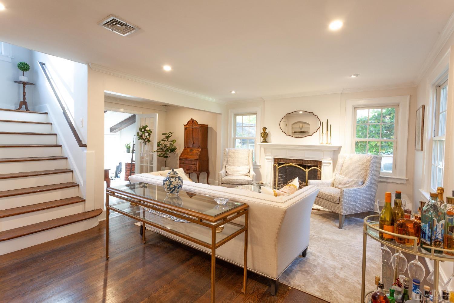 26 Oak Hills Road Edison, NJ 08820 - Photo 3 of 23 Living Room