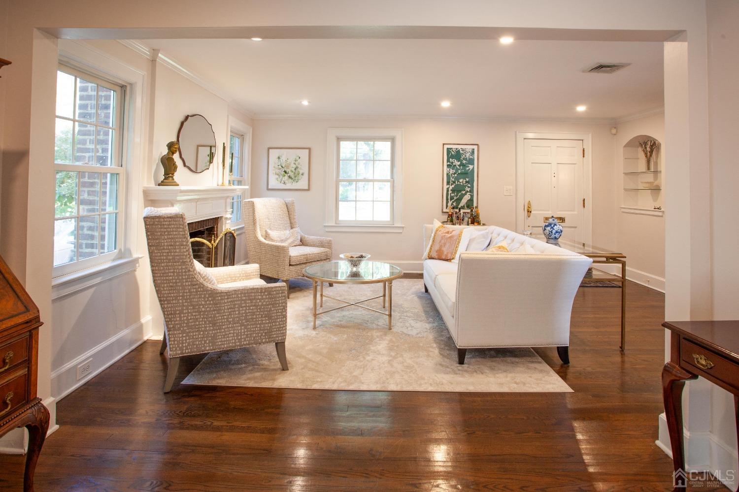 26 Oak Hills Road Edison, NJ 08820 - Photo 4 of 23 Living Room