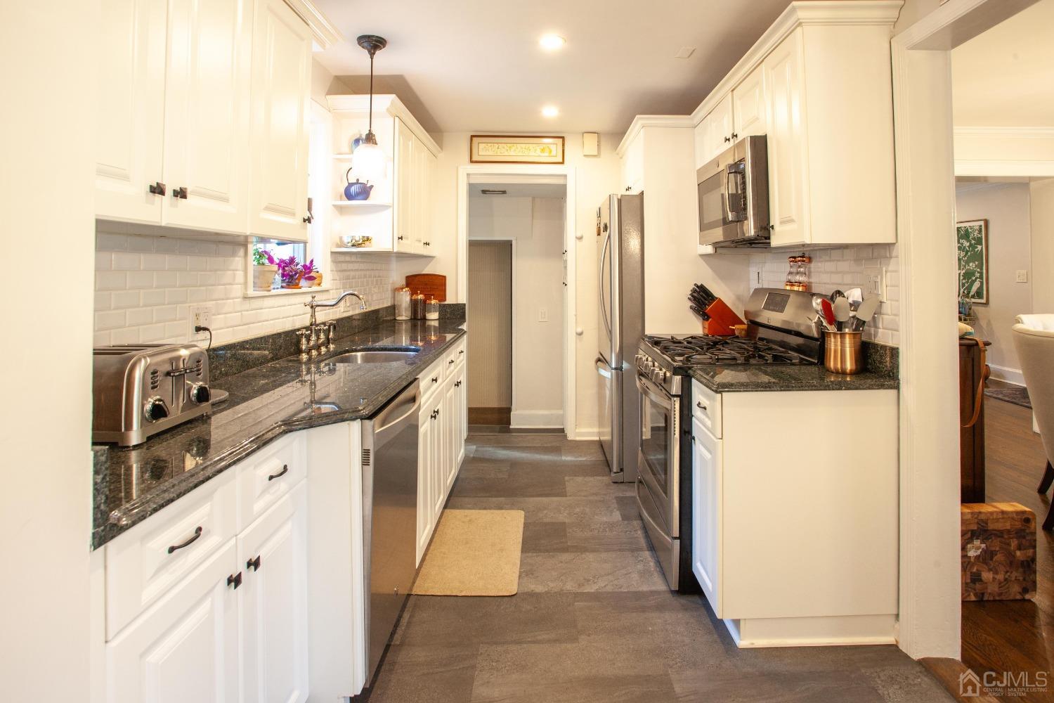 26 Oak Hills Road Edison, NJ 08820 - Photo 9 of 23 Kitchen