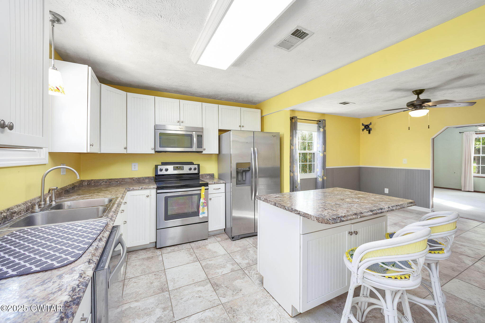 598 Old Bells Road Jackson, TN 38305 - Photo 11 of 40 a kitchen with kitchen island granite countertop a sink stove and refrigerator