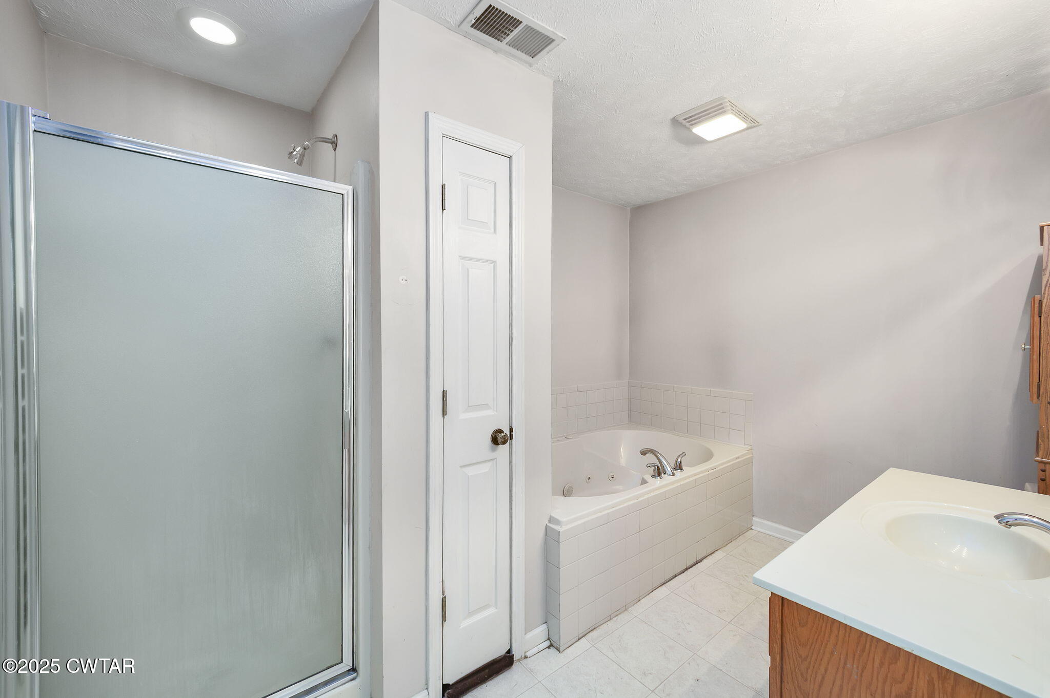 598 Old Bells Road Jackson, TN 38305 - Photo 20 of 40 a bathroom with a tub shower sink and mirror