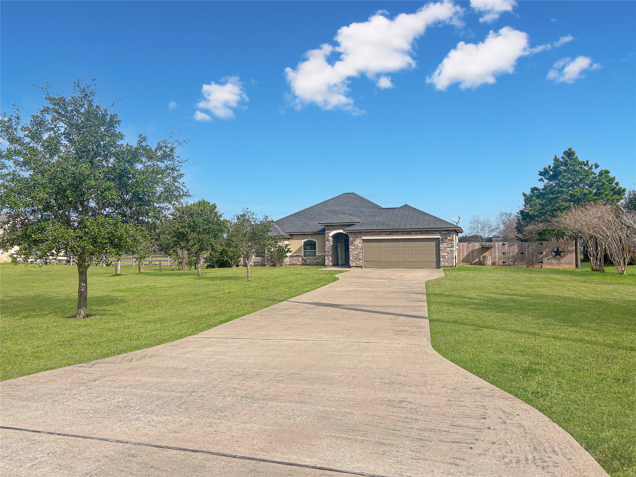 626 Sunset Trail Angleton, TX 77515 - Photo 43 of 43 a front view of a house with a yard