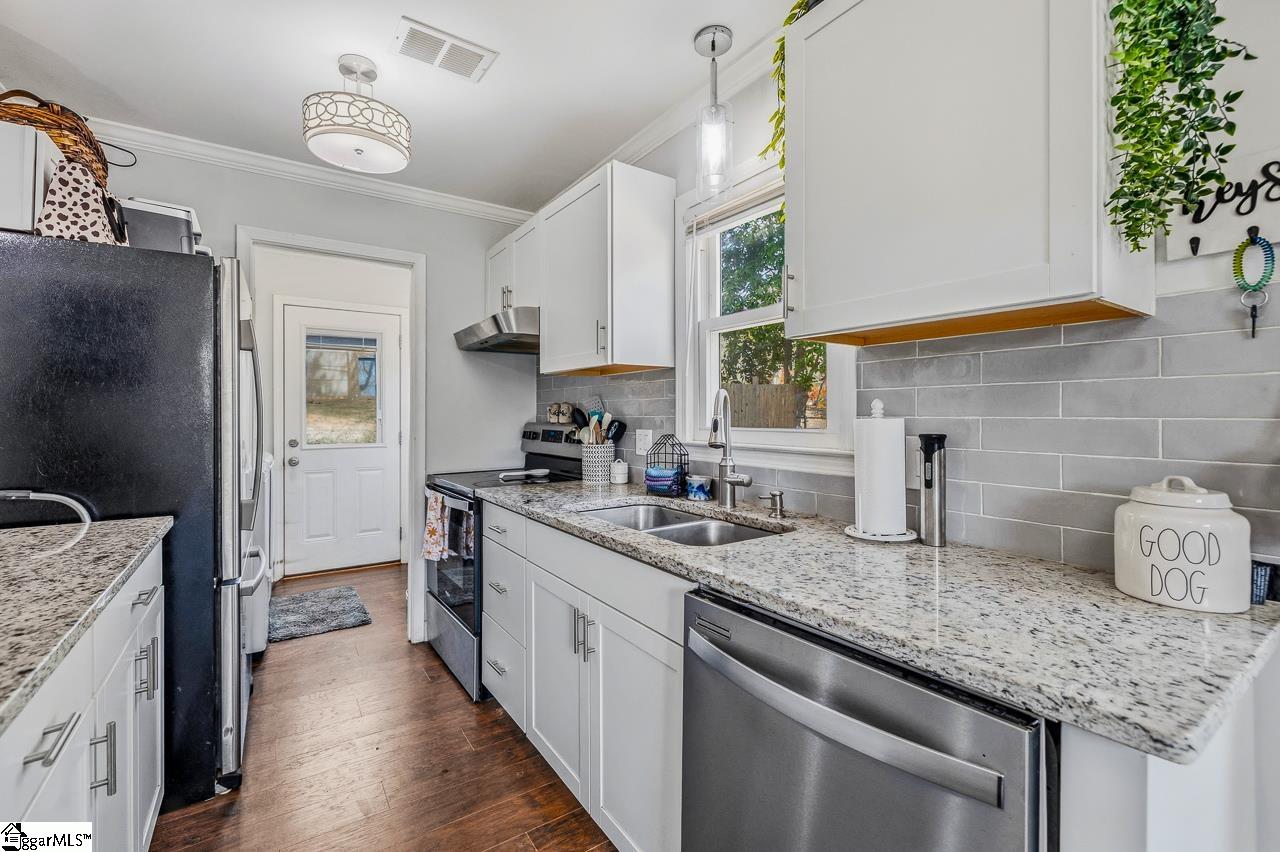 135 Ashdown Drive Simpsonville, SC 29680 - Photo 2 of 37