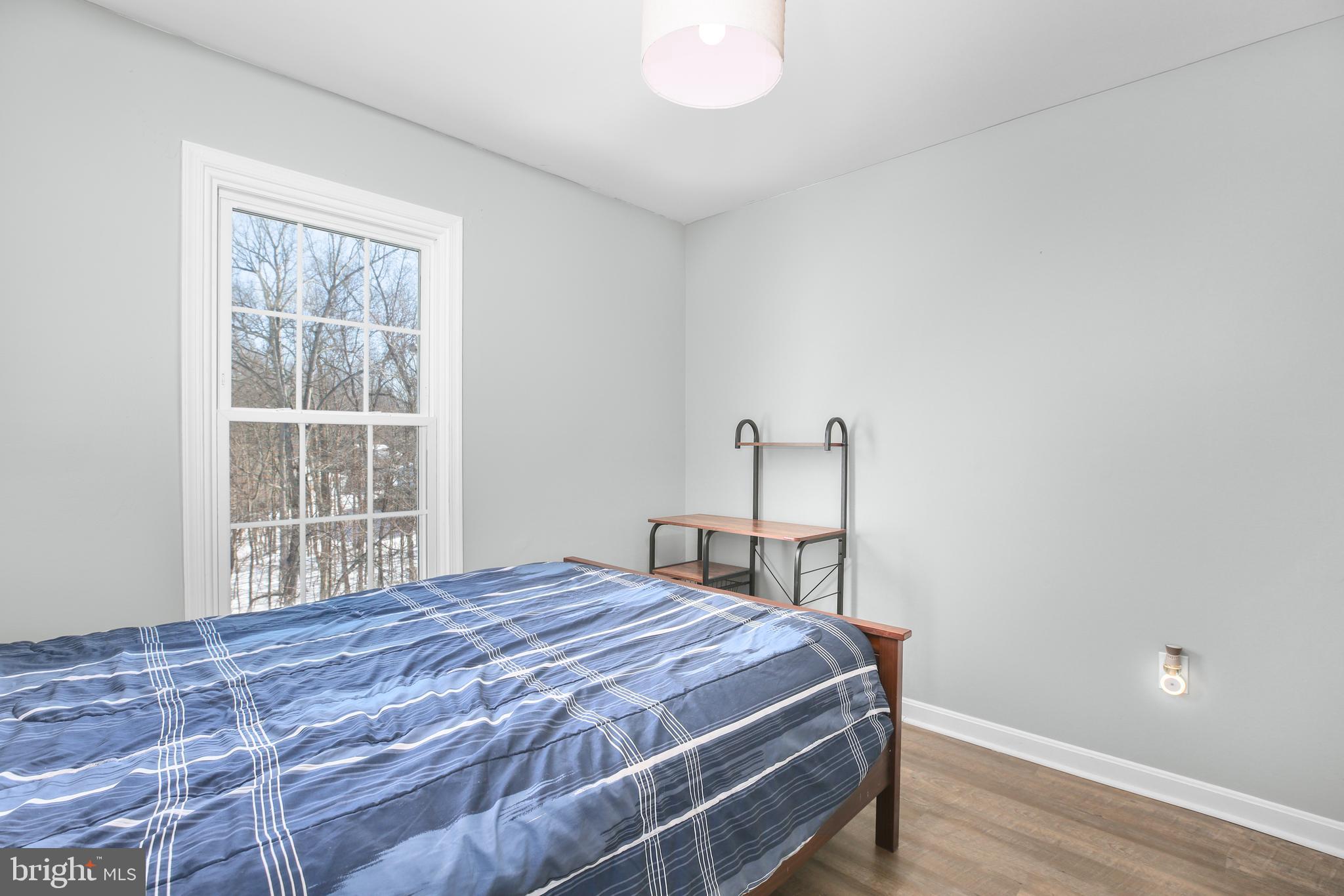 12385 Manchester Way Woodbridge, VA 22192 - Photo 17 of 32 a bedroom with a bed and a window