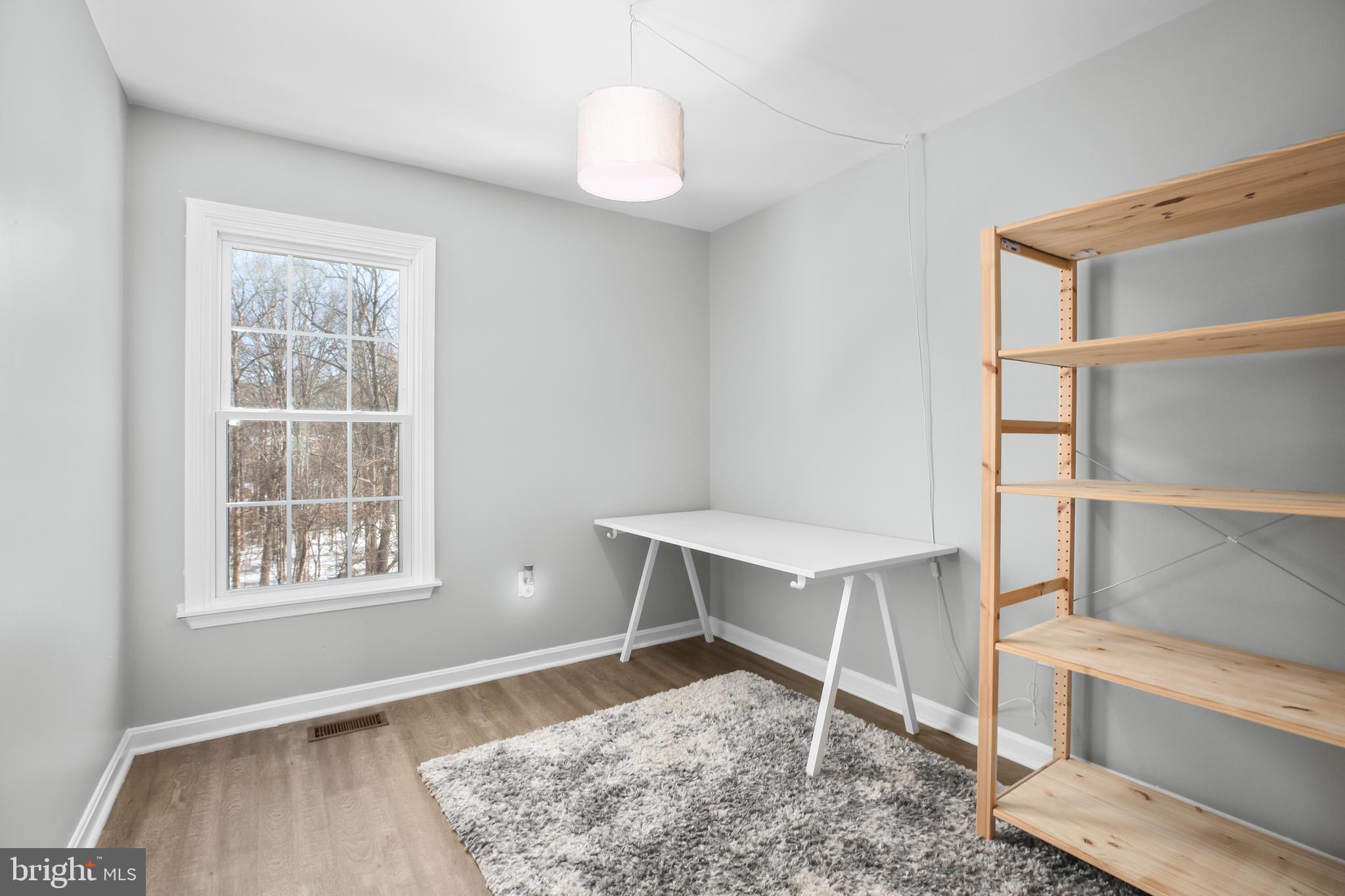 12385 Manchester Way Woodbridge, VA 22192 - Photo 18 of 32 a room that has a window and a table in it