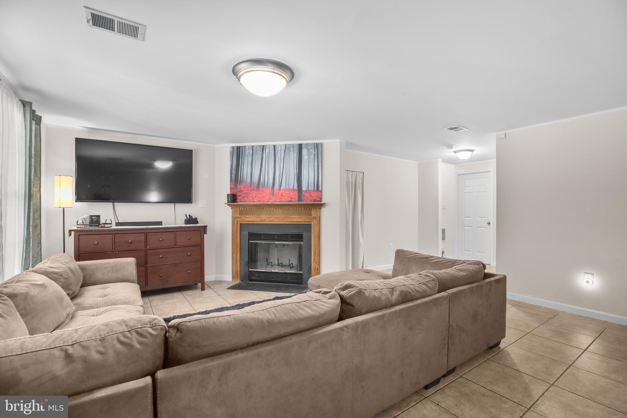 12385 Manchester Way Woodbridge, VA 22192 - Photo 23 of 32 a living room with furniture and a flat screen tv