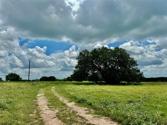 a view of yard with grass