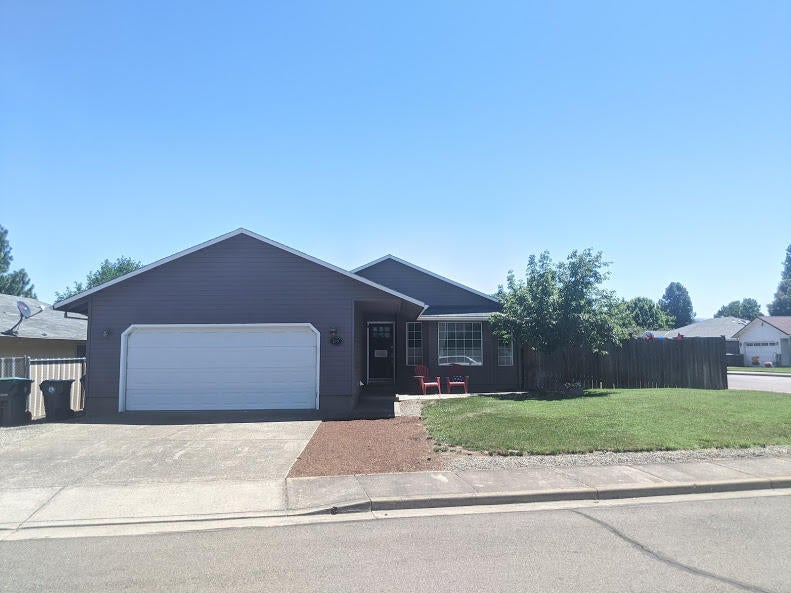 599 Daniel Street Central Point, OR 97502 - Photo 1 of 11 Front of Home
