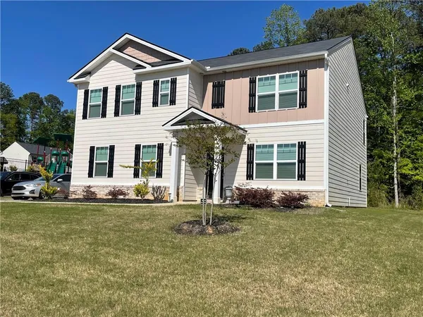 a view of a house with a yard