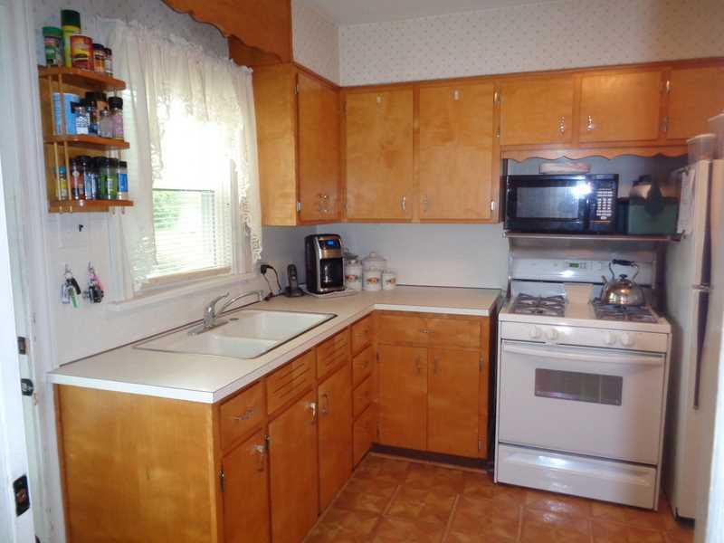 769 Highland Road Sharon, PA 16146 - Photo 4 of 17 Kitchen.