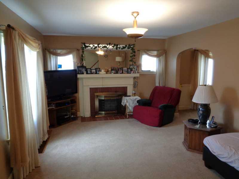 769 Highland Road Sharon, PA 16146 - Photo 8 of 17 Living Room.