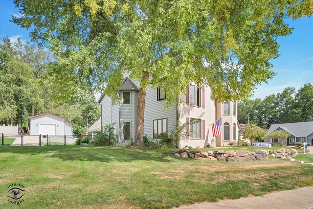 a view of a house with backyard and tree