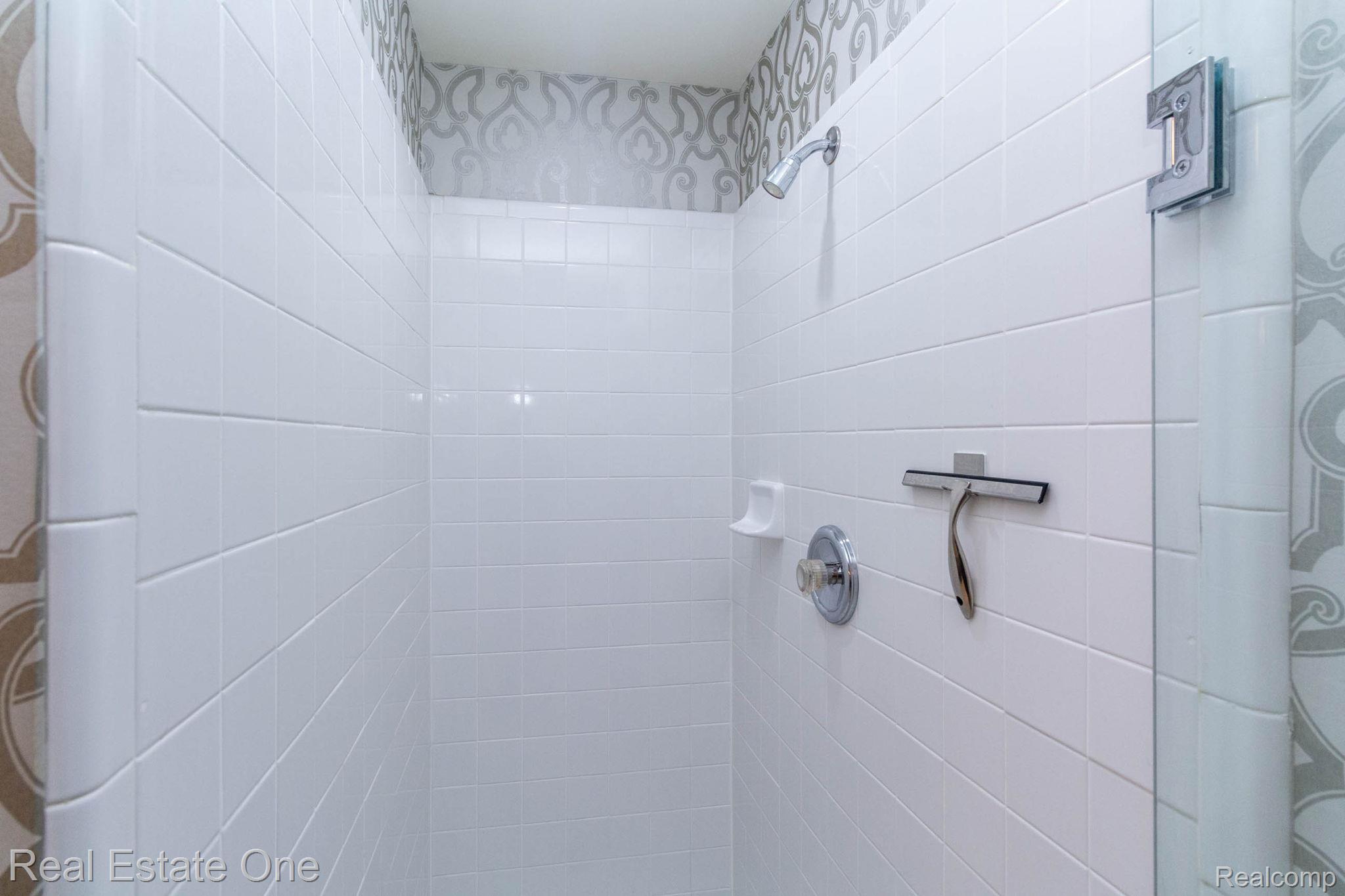 3585 Winding Brk Circle, Unit 89 Rochester, MI 48309 - Photo 34 of 59 Bathroom featuring a tile shower