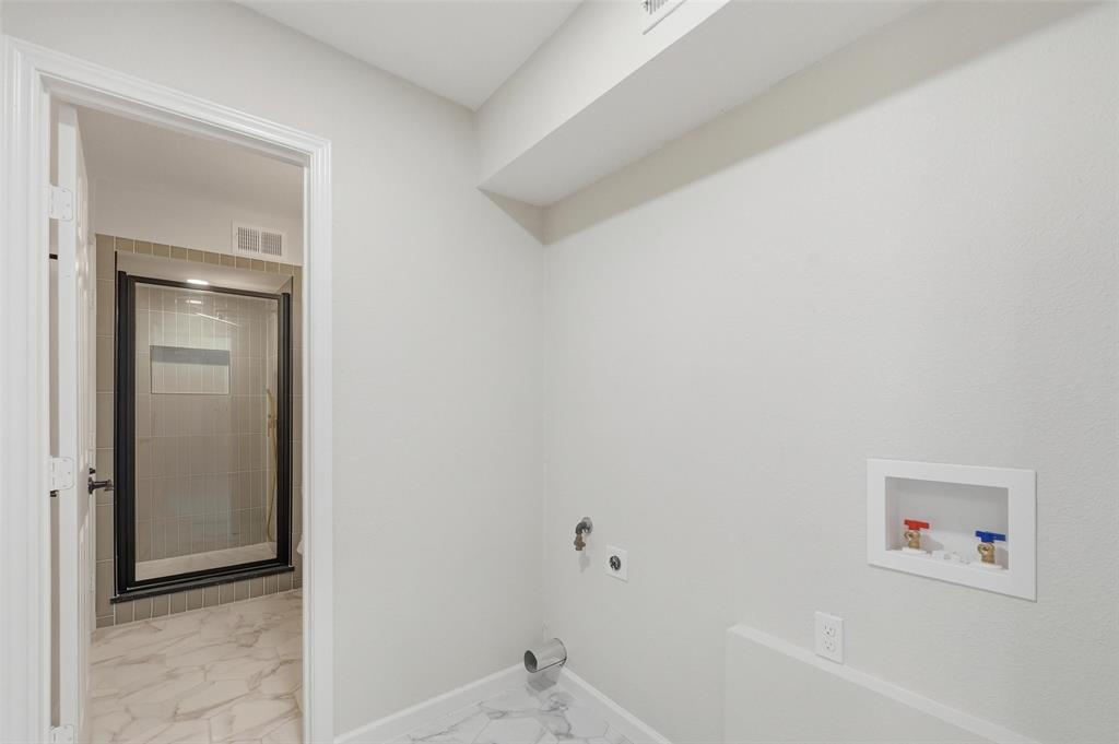 2709 Quail Ridge Drive Carrollton, TX 75006 - Photo 23 of 28 a bathroom with a bathtub