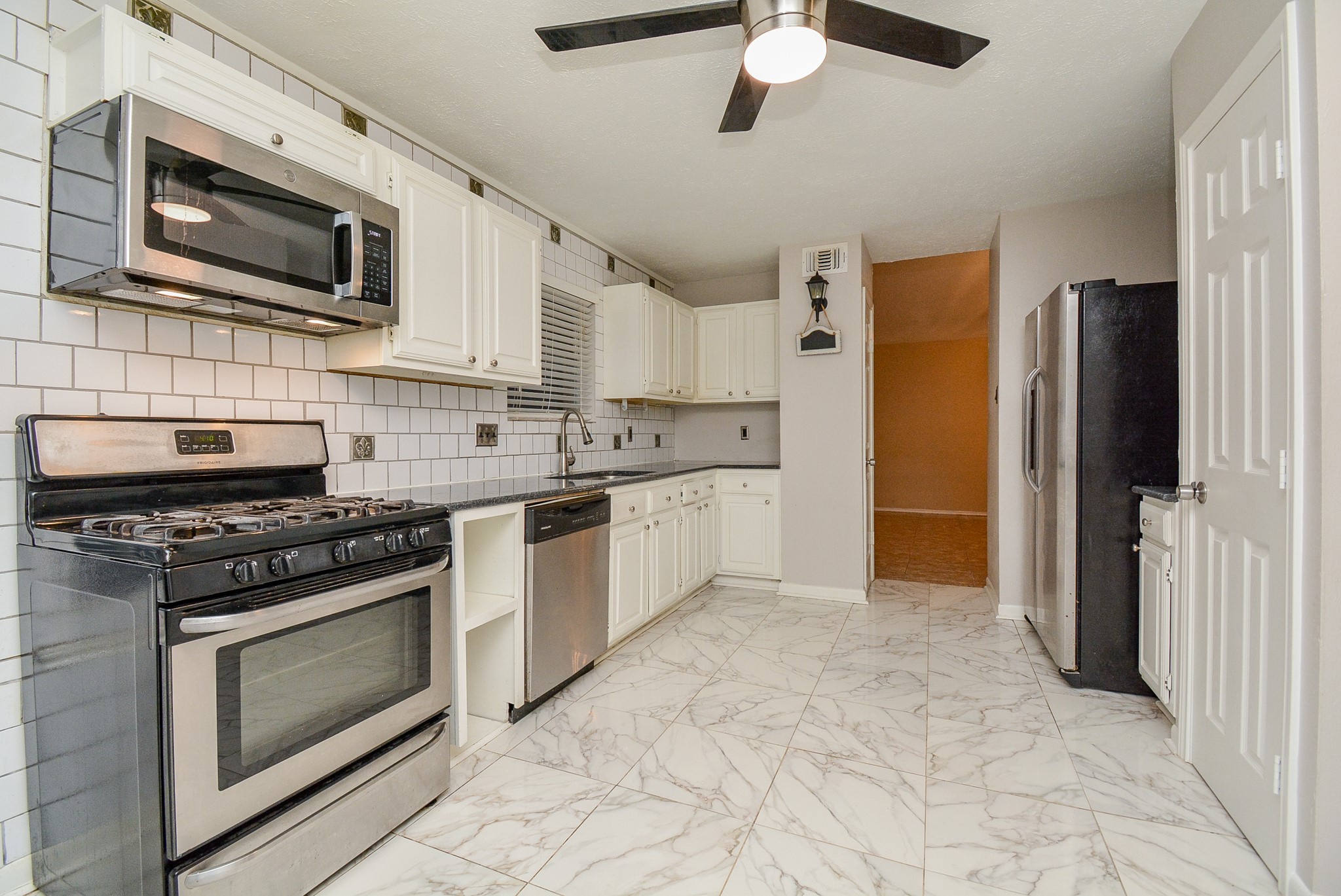 22906 Indian Ridge Drive Katy, TX 77450 - Photo 12 of 26 a kitchen with stainless steel appliances granite countertop a stove top oven a refrigerator and a stove top oven