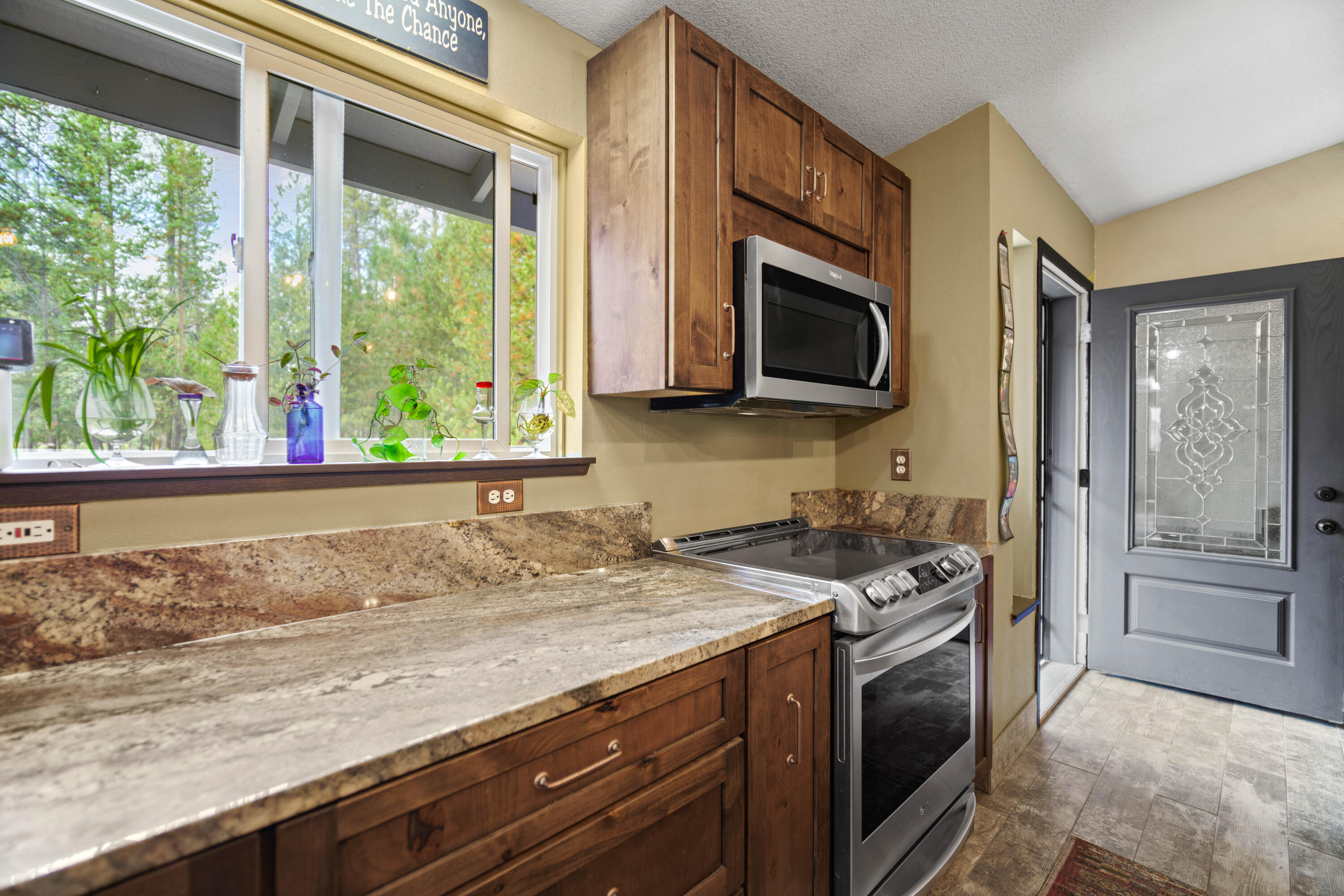 55884 Black Duck Road Bend, OR 97707 - Photo 4 of 41 Granite counters - light and bright