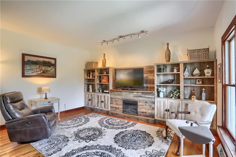 332 Ritter Road South Sewickley, PA 15143 - Photo 4 of 25 Living Room