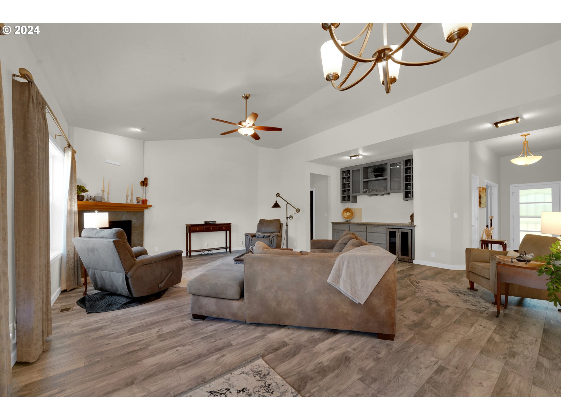 1550 Kellogg Road Springfield, OR 97477 - Photo 6 of 27 a living room with furniture and kitchen view