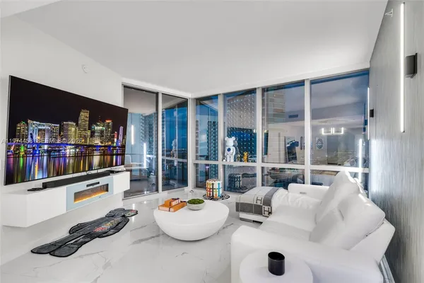 $8,500 | 851 Northeast 1st Avenue, Unit 4009, Miami, FL 33132