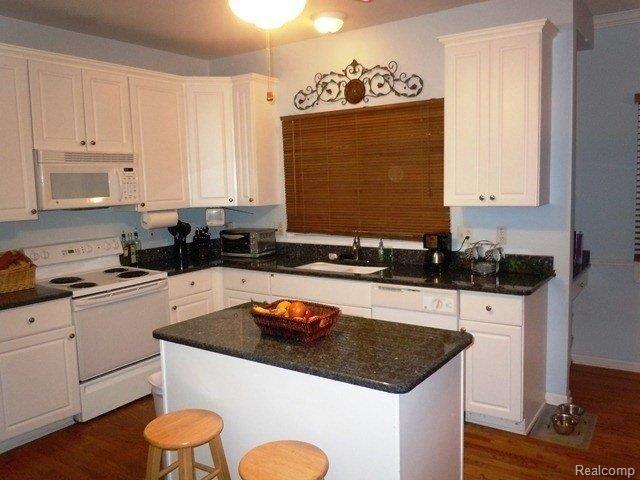 946 Dakota Court Rochester, MI 48307 - Photo 2 of 25 Kitchen V1.JPG