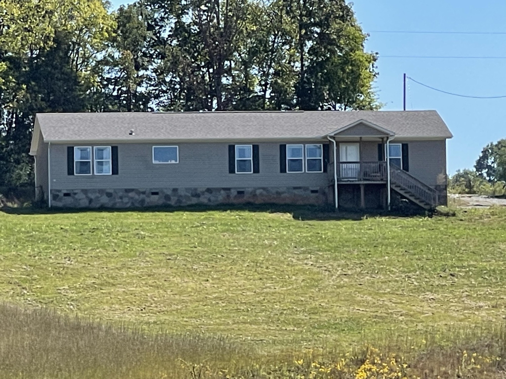 1865 O'Neil Road Newport, TN 37821 - Photo 1 of 19 a front view of a house with a garden
